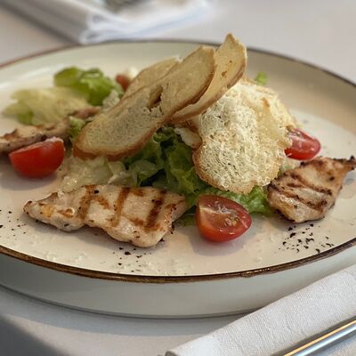 Цезарь с курицей в Adriatica по цене 750 ₽