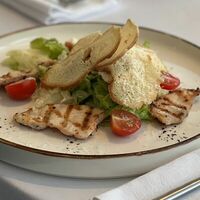 Цезарь с курицей в Adriatica