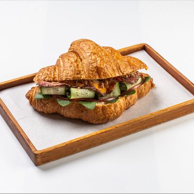 Круассан с томленым брискетомв Миндаль по цене 1140 ₽