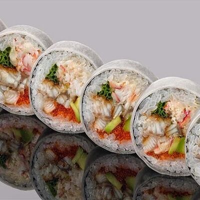 Ролл из камчатского краба с копченым угрем в дайконе в Bluefin по цене 2310 ₽