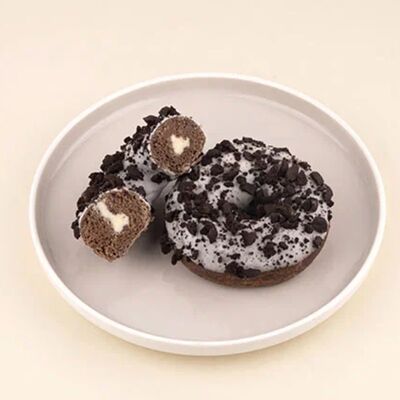 Донат c ванильной начинкой и кусочками печенья Орео в Пекарня Буханка по цене 175 ₽