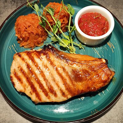 Свиная корейка на кости в Пойдем зайдем по цене 790 ₽