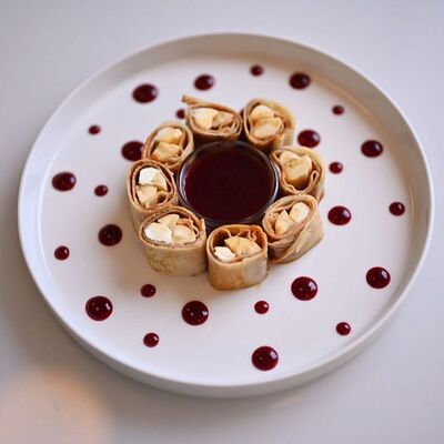 Домашние блинчики с бананом, вареной сгущенкой и творожным сыром в Bucho по цене 300 ₽