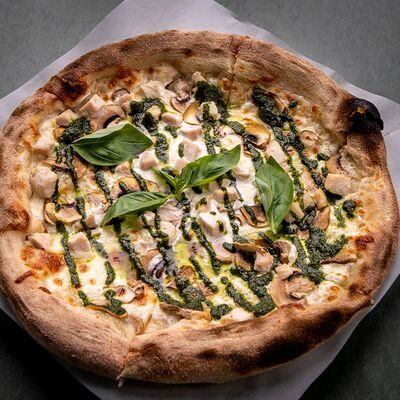 Пицца Цыпленок и песто в Oreganos по цене 690 ₽