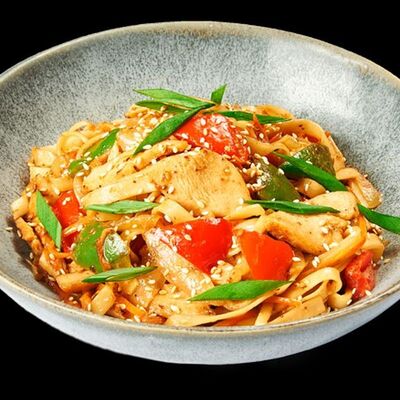 Вок с курицей и кунжутным соусом в Kannam Chicken по цене 409 ₽