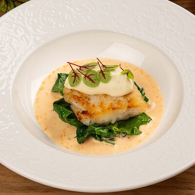 Треска с муссом из цветной капусты и икорным соусом в Bona по цене 1140 ₽