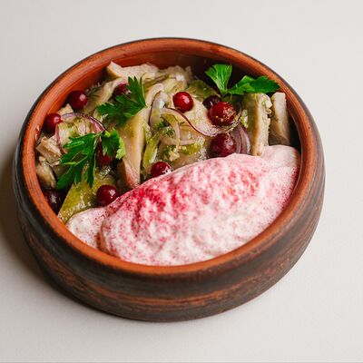 Соленые белые грузди с воздушным кремом из домашней сметаны и горчицы в Круча по цене 680 ₽