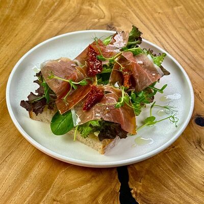 Брускетта с хамоном и вяленым томатами в Pandora по цене 750 ₽