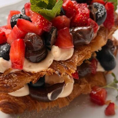 Мини-круассаны с пастой Nutella и свежими ягодами в Sabor de la Vida по цене 800 ₽