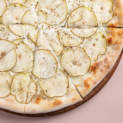 Пицца с грушей и сыром горгонзолой в Avgust13 по цене 1350 ₽