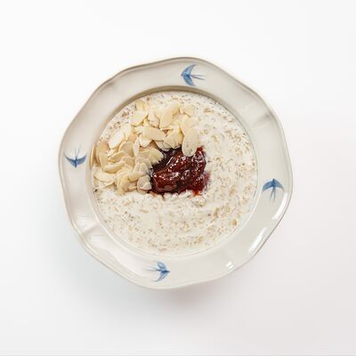 Овсяная каша с клубничным вареньем и лепестками миндаля в White Fox Cafe по цене 615 ₽
