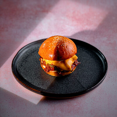 Бургер из рваной мраморной говядины в Чайхона №1 Васильчуки по цене 850 ₽