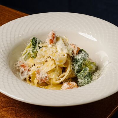 Феттучини с лососем и брокколи в Кристалл по цене 680 ₽