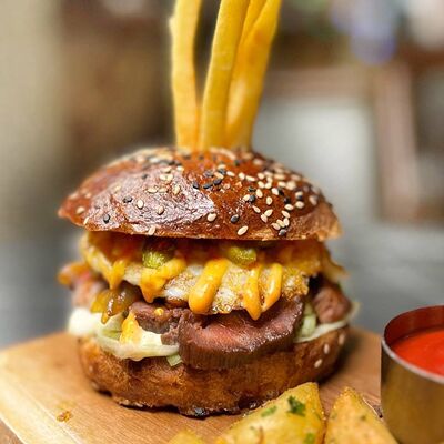 Бургер с ростбифом в Kirova street по цене 530 ₽