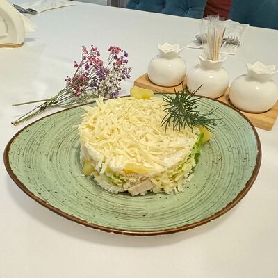 Салат Каприз с ананасом в Yu resto по цене 250 ₽