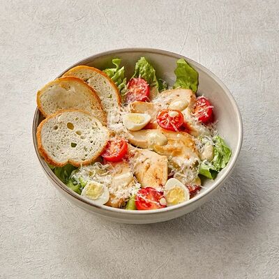 Салат Цезарь с куриным филе в Пеперончино по цене 696 ₽