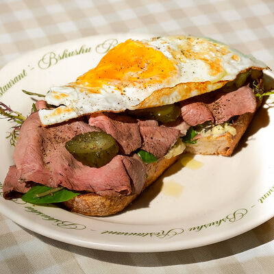 Сэндвич с ростбифом и жареным яйцом в Bshushu по цене 1300 ₽