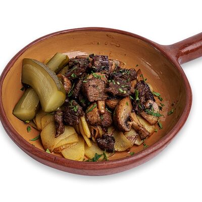Жареный картофель по-домашнему с говядиной и грибами в PINTA Bar & Grill по цене 3890 ₸