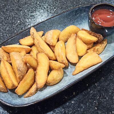 Картофель по-деревенски в Кинза и Руккола по цене 280 ₽