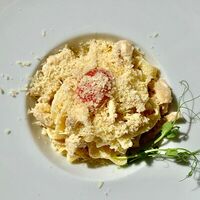 Феттуччини с куриным филе и томатами черри в сливочном соусе в Бисквит