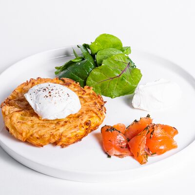 Картофельные драники с лососем и яйцом пашот в Bageatteria по цене 830 ₽