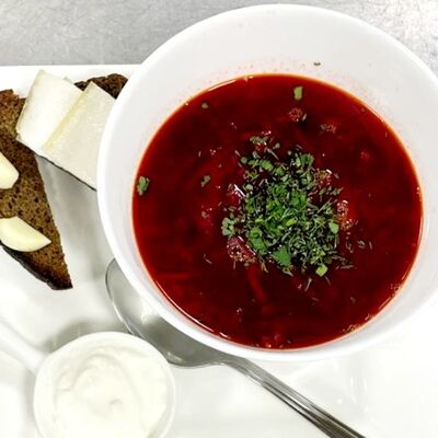 Борщ с говядиной, с салом и сметаной в На покровке по цене 490 ₽