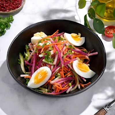 Салат из редьки с яйцом в Петрушка по цене 216 ₽