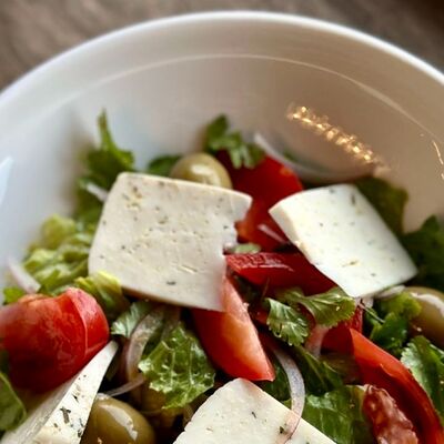 Бакинские томаты, греческие оливки и имеретинский сыр в Fllore cafe по цене 599 ₽