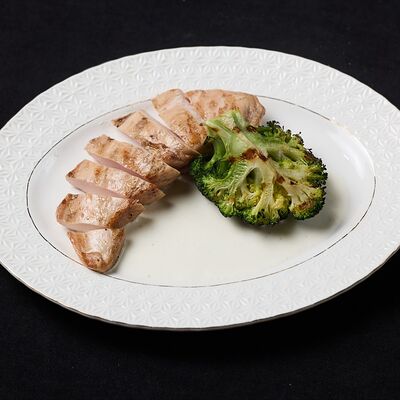 Куриная грудка со стейком из брокколи в сливочном соусе в Duran по цене 590 ₽