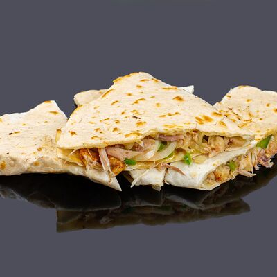 Кесадилья с курицей в Булка и Мясо по цене 400 ₽