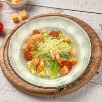 Салат Цезарь с креветками в Солянка