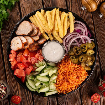 Шаверма на тарелке со свининой и курицей в Кухня 91 по цене 648 ₽