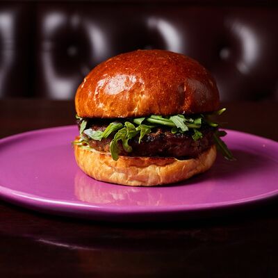 Бургер с вялеными томатами и руколой в Lions Head по цене 890 ₽