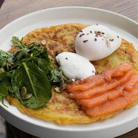 Картофельный драник с лососем и яйцом пашот в More More