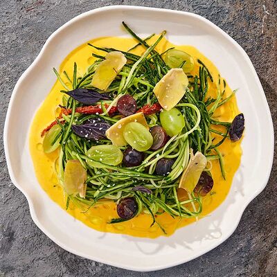 Трюфельные спагетти из цукини с виноградом в Eshak по цене 750