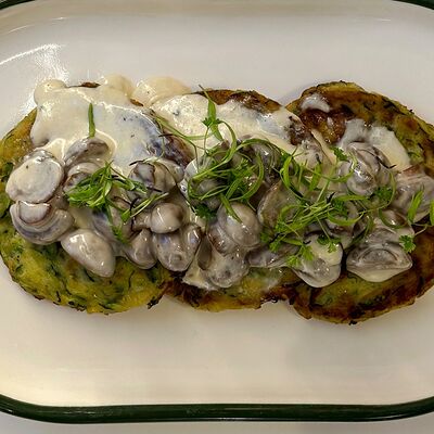 Оладьи из цукини с грибным жюльеномв SOVA по цене 720 ₽