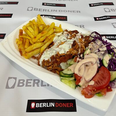 Донер на тарелке с говядиной в Berlin Doner по цене 549 ₽