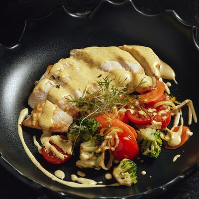 Куриная грудка с овощами в Look lounge по цене 580 ₽