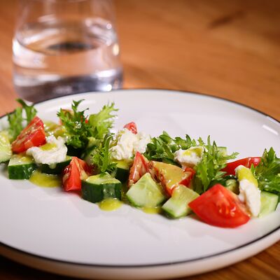 Овощной салат с сыром страчателла и оливковой эмульсией в Butik по цене 450 ₽