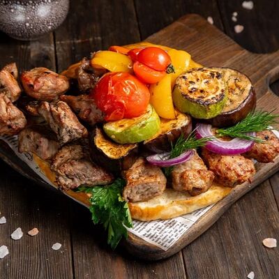 Шашлык в хлебе на 5 персон с овощами №1 в Шашлык Хаус GRILL&PIZZA по цене 7680 ₽