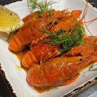 Раки, жаренные в соусе Том ям в Берлога