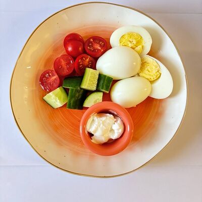 Боул с яйцом, огурцом и Черри в Семейный ресторан Tiki&Taki по цене 250 ₽