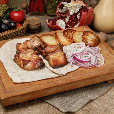 Свиные ребрышки на углях в Шашлычный дворик по цене 470 ₽