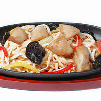 Удон с курицей в соусе том ям в Чайна Тун