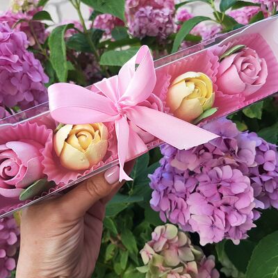 Коробка с 5 тюльпанами в подарок на день учителя в Чародейка сладостей по цене 689 ₽