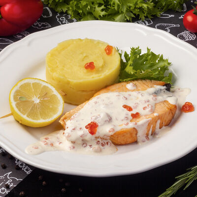 Семга под сливочно-икорным соусом и картофельным пюре в Премьера по цене 1460 ₽