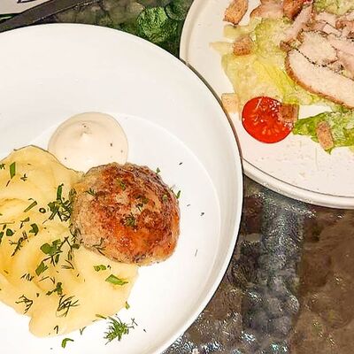 Куриная котлета с картофельным пюре + Салат Цезарь(Бизнес-ланч)в Travelers Coffee по цене 770 ₽