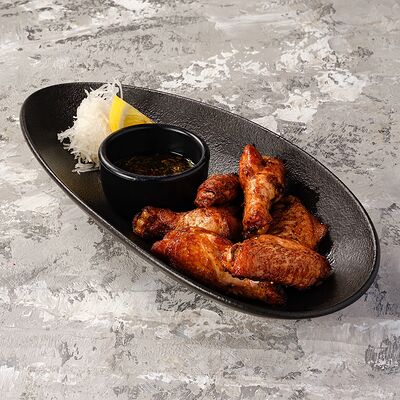 Куриные крылья с чесночным чили в Casa Mia Халва Тсуру по цене 495 ₽