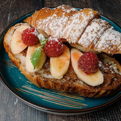 Круассан с Нутеллой и бананом в Вкус кафе по цене 520 ₽