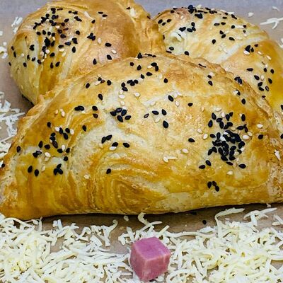 Самса с ветчиной и сыром в Шаверма по цене 180 ₽